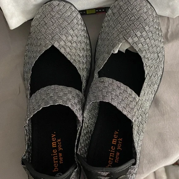 NEW IN BOX BERNIE MEV. CUDDLY WO SIZE 11***(EU 42) Wom Black Gray Woven Flats - Picture 11 of 12